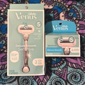 Venus Deluxe Smooth Sensitive Razor + 6 refills